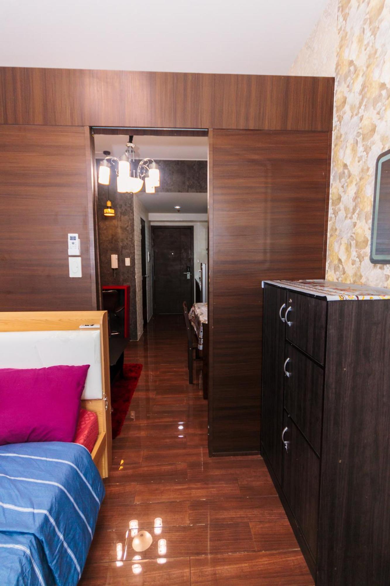 Eccentric Escape Stylish Makati Urban Swim Gym 4034 Apartment